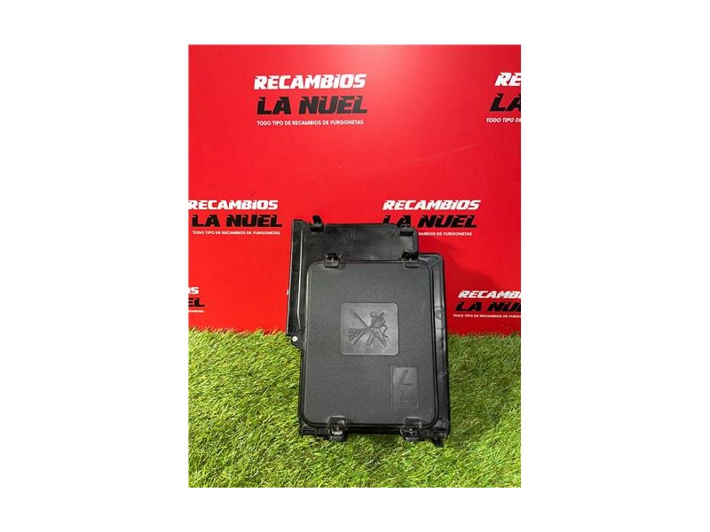 Recambio de tapa caja rele para renault trafic iii furgón (06.2014) m9r z7 referencia OEM IAM 284B50669R  