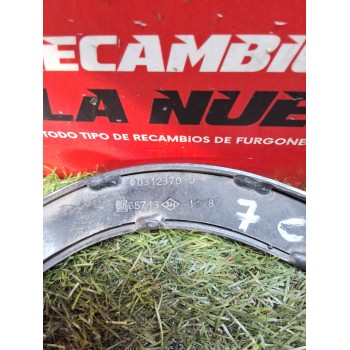 Recambio de rodillo puerta corredera derecha para renault trafic iii furgón m9r z7 referencia OEM IAM D312370  
