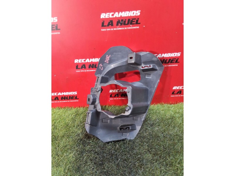 Recambio de embellecedor faro antiniebla delantero derecho para opel vivaro furgón l express cdti dpf referencia OEM IAM AA37436