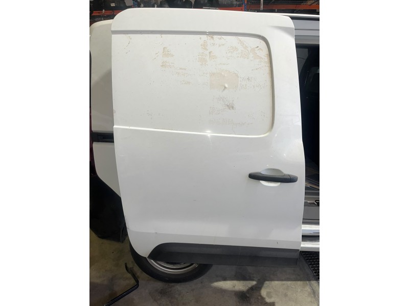 Recambio de puerta lateral corredera derecha para renault express furgón/monospace 1.3 tce 100 (f6ma) referencia OEM IAM 8210060