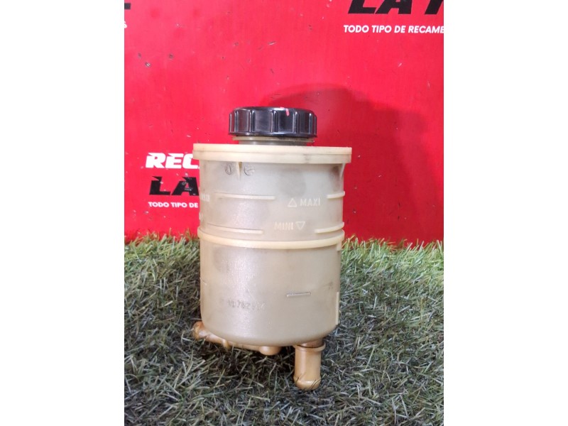 Recambio de deposito servo para peugeot expert furgoneta (vf3a_, vf3u_, vf3x_) 1.6 hdi 90 8v referencia OEM IAM 7700782884  
