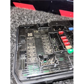 CAJA RELES 284B77542R 