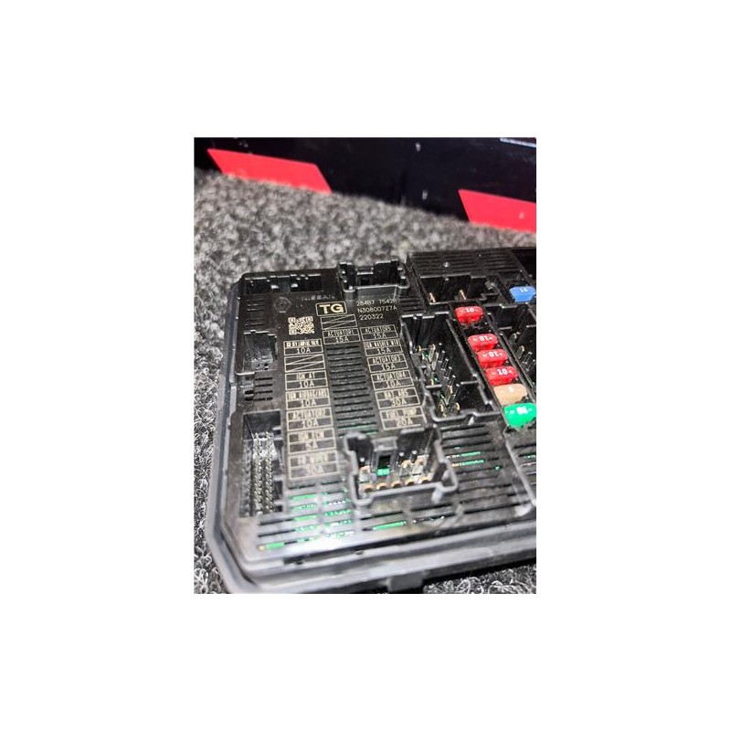 Recambio de caja reles para renault trafic iii furgón (06.2014) m9r z7 referencia OEM IAM 284B77542R  