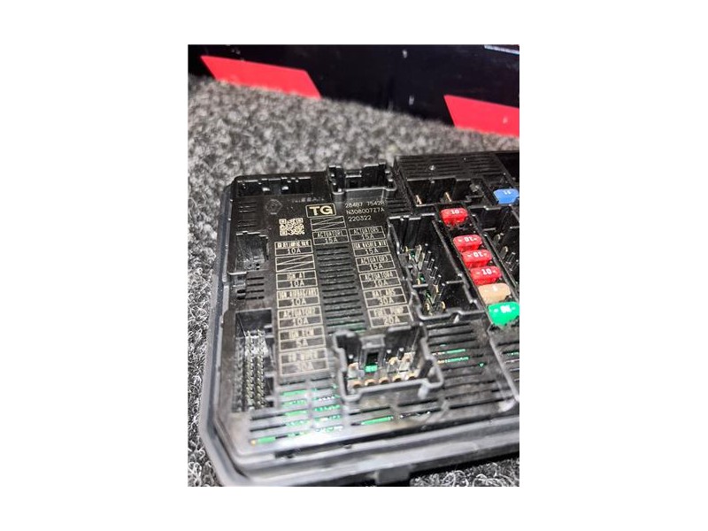 Recambio de caja reles para renault trafic iii furgón (06.2014) m9r z7 referencia OEM IAM 284B77542R  
